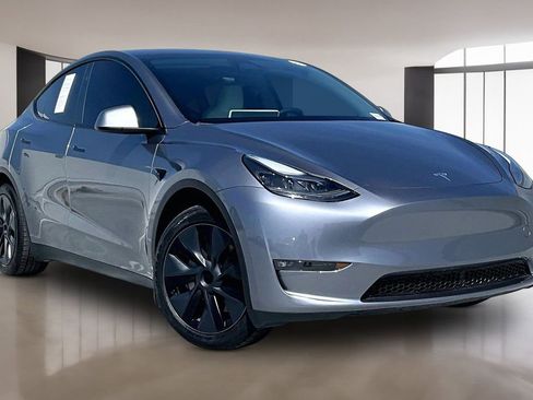 Used 2024 Tesla Model Y Long Range image 3