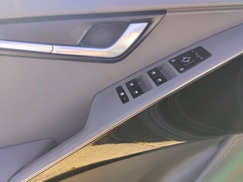 Used 2024 Kia Niro EX image 8