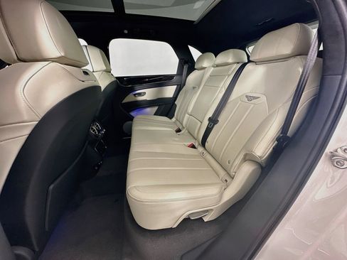 Used 2025 Bentley Bentayga AWD/4WD image 24