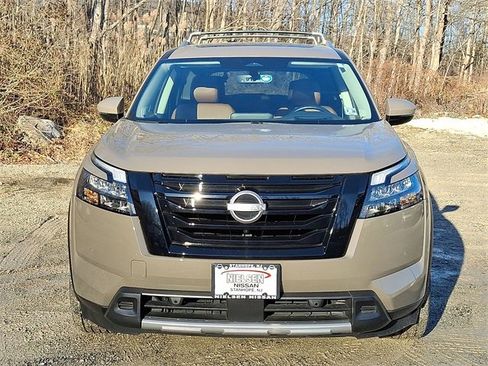 Used 2025 Nissan Pathfinder Platinum w/ Black Appearance Package image 29