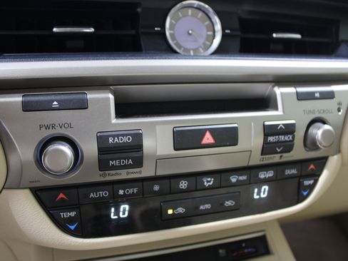 Used 2015 Lexus ES 350 w/ Luxury Package FWD image 25