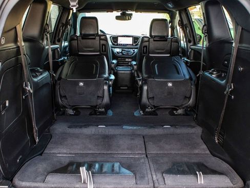 Used 2022 Chrysler Pacifica Touring-L w/ Uconnect Theater Family Group FWD image 45