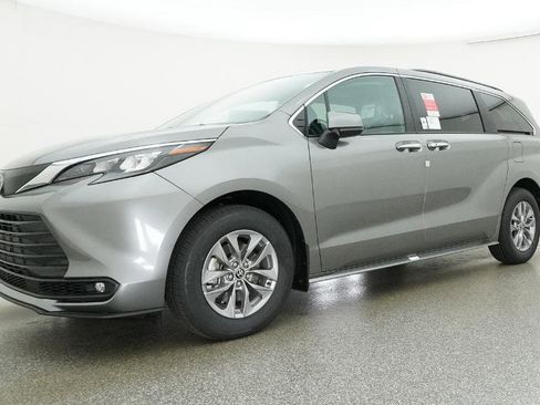 New 2026 Toyota Sienna XLE FWD image 25