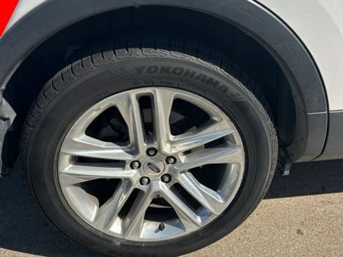 Used 2017 Ford Explorer Limited w/ Equipment Group 301A FWD image 7