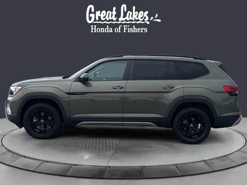 Used 2025 Volkswagen Atlas Peak Edition SE AWD/4WD image 2