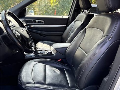 Used 2018 Ford Explorer XLT w/ Equipment Group 202A image 8