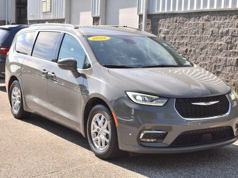Used 2022 Chrysler Pacifica Touring-L FWD image 2