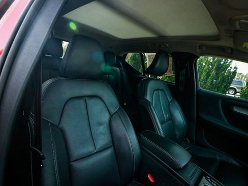 Used 2025 Volvo XC40 B5 Plus image 33