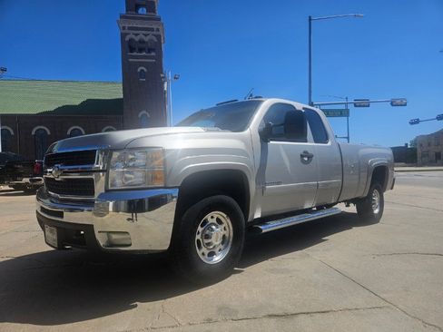 Used 2007 Chevrolet Silverado 2500 LT w/ Suspension Package, Off-Road AWD/4WD image 2