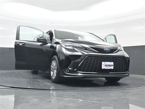 Used 2022 Toyota Sienna XSE image 70