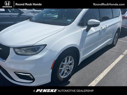 Used 2023 Chrysler Pacifica Touring-L FWD image 1