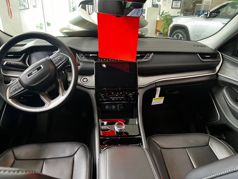 Used 2021 Jeep Grand Cherokee L Limited w/ Luxury Tech Group II image 7