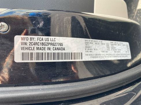 Used 2023 Chrysler Pacifica Touring-L FWD image 40