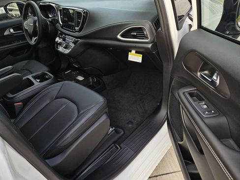 New 2026 Chrysler Pacifica Select image 7