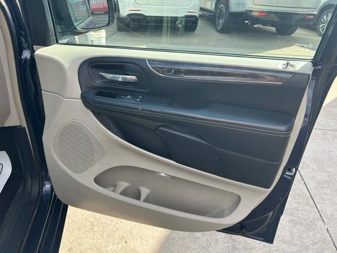 Used 2015 Chrysler Town & Country Touring-L w/ Driver Convenience Group image 16