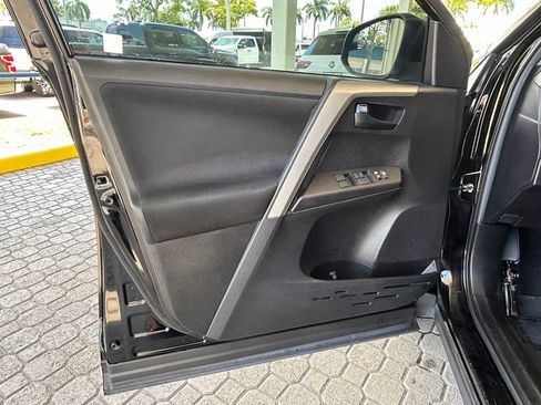 Used 2018 Toyota RAV4 LE FWD image 34