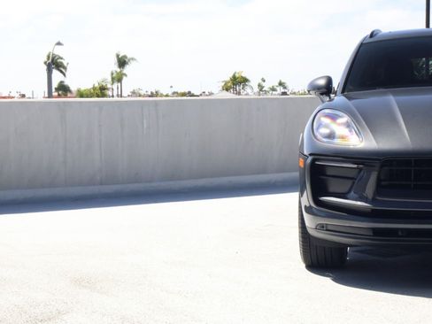 Certified 2024 Porsche Macan AWD/4WD image 12