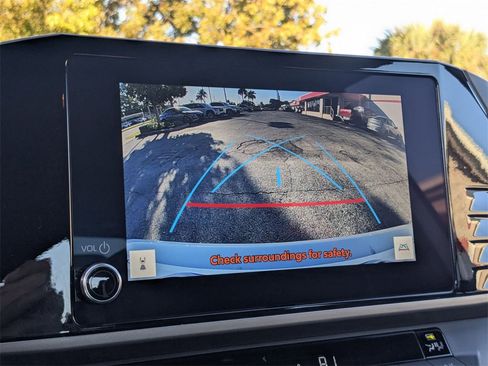 Used 2025 Toyota Camry SE image 18