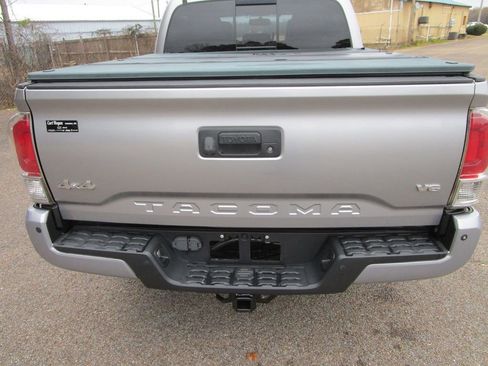 Used 2017 Toyota Tacoma Limited image 8