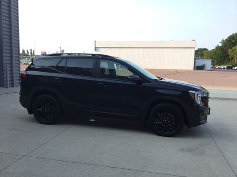 Used 2023 GMC Terrain SLE w/ Driver Convenience Package AWD/4WD image 3
