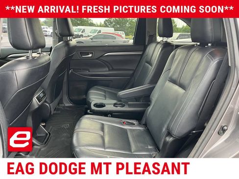 Used 2017 Toyota Highlander SE FWD image 12
