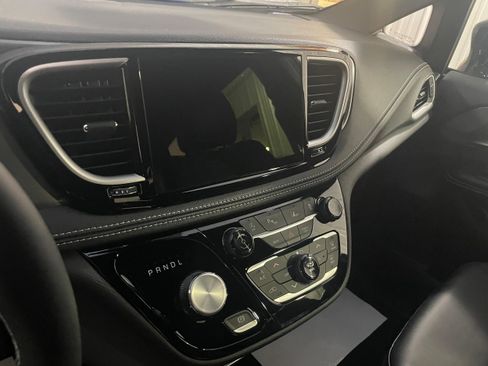 New 2026 Chrysler Pacifica Select image 12