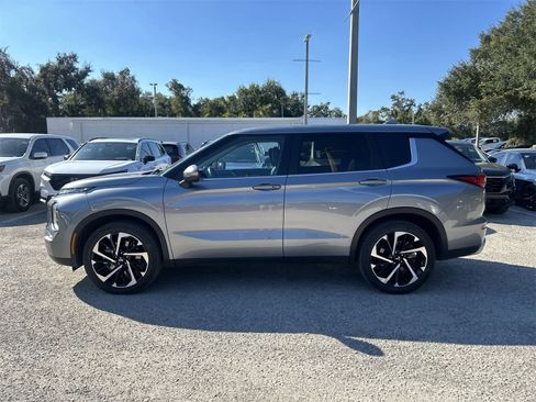 Used 2024 Mitsubishi Outlander SE image 3