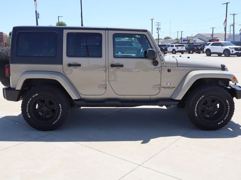 Used 2017 Jeep Wrangler Unlimited Sahara w/ Connectivity Group AWD/4WD image 4