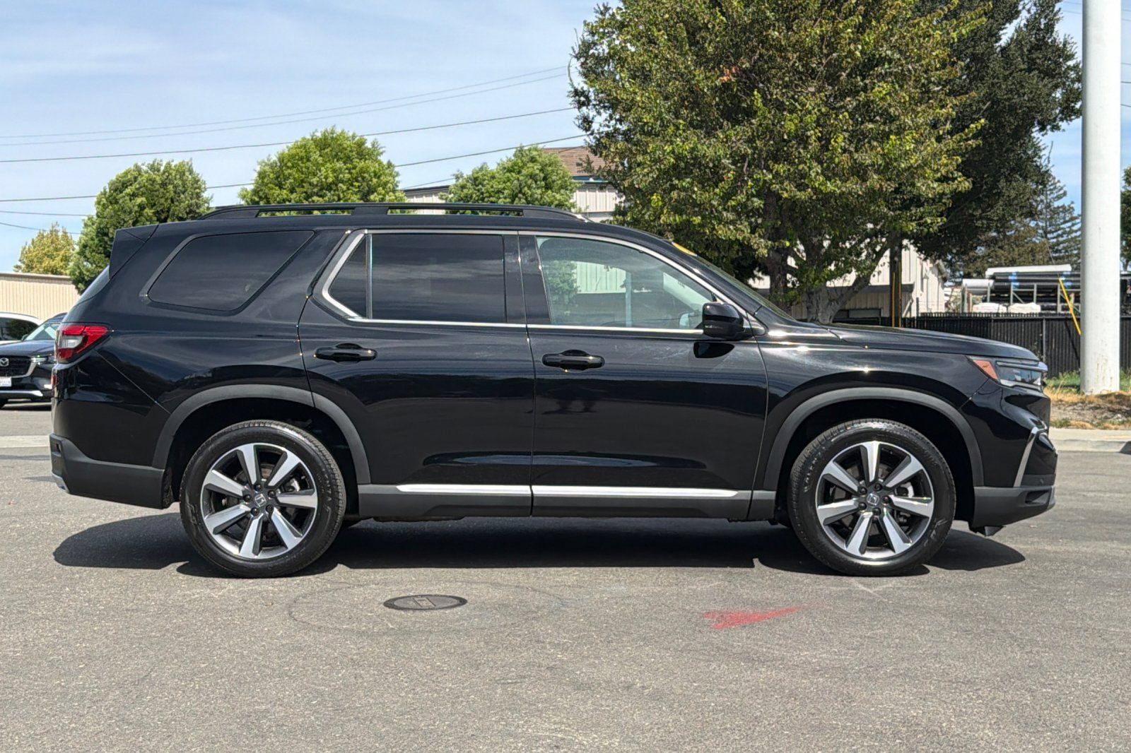 Certified 2025 Honda Pilot Touring image 3