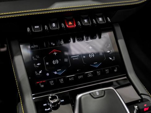 Used 2025 Lamborghini Urus SE image 25