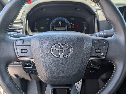 Used 2025 Toyota Camry SE FWD image 18