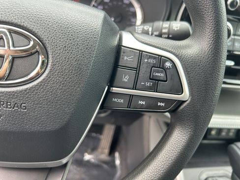 Used 2023 Toyota Highlander L FWD image 16