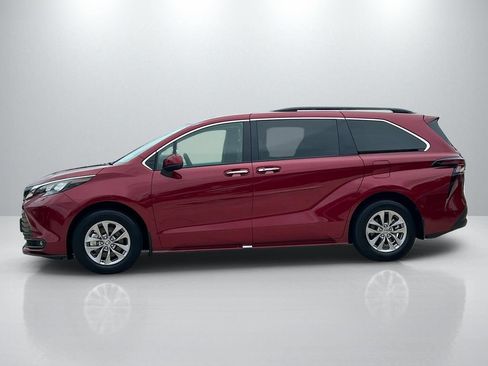 Used 2026 Toyota Sienna XLE FWD image 8