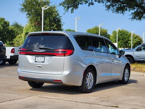 Used 2024 Chrysler Pacifica Touring-L FWD image 7
