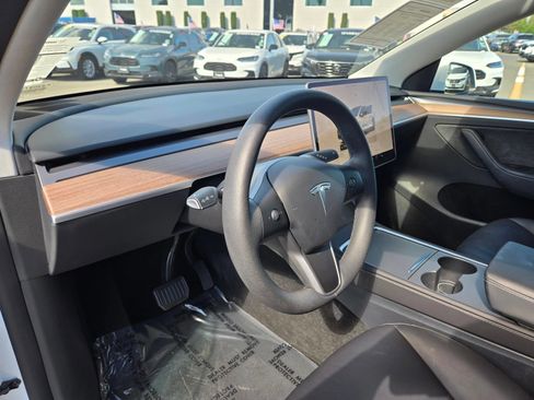 Used 2025 Tesla Model Y Long Range RWD image 12