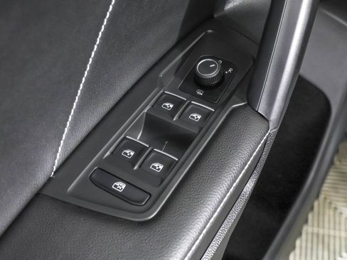 Used 2023 Volkswagen Tiguan SE image 33