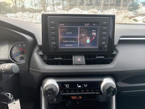 Used 2019 Toyota RAV4 LE image 9