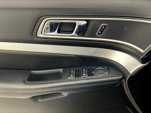 Used 2017 Ford Explorer XLT w/ Equipment Group 202A FWD image 36