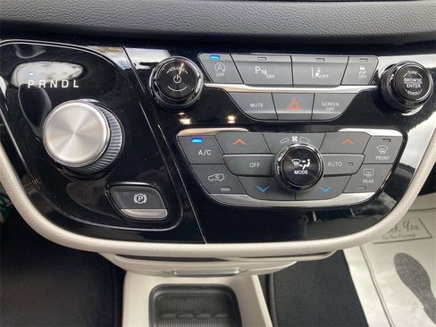 Used 2021 Chrysler Pacifica Touring-L image 14