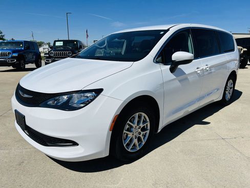 Used 2023 Chrysler Voyager LX image 32