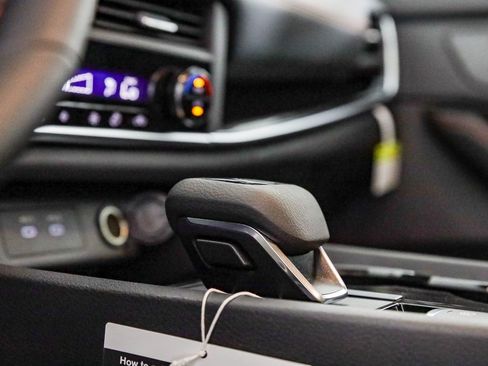 Certified 2025 Nissan Rogue SV image 26