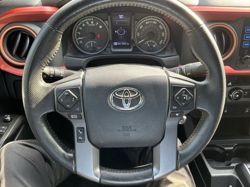 Used 2016 Toyota Tacoma TRD Sport w/ Towing Package image 18