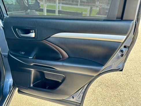 Used 2018 Toyota Highlander XLE image 22