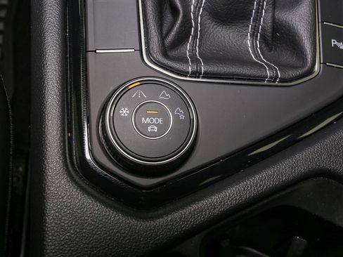 Used 2025 Volkswagen Taos SEL image 33