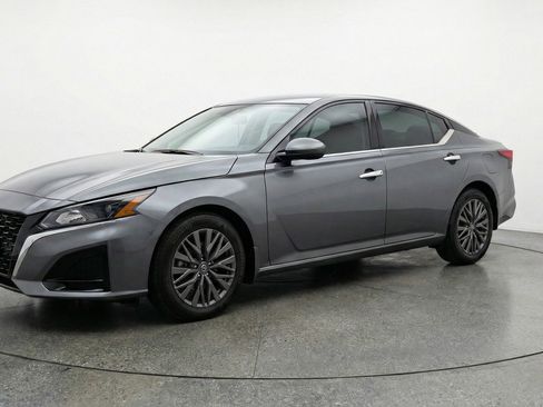 Used 2025 Nissan Altima 2.5 SV image 3