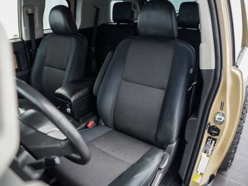 Used 2013 Toyota FJ Cruiser 4WD w/ Upgrade Pkg image 19