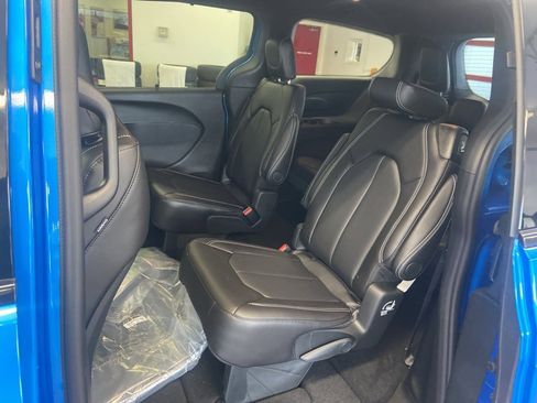 New 2026 Chrysler Pacifica Select image 7