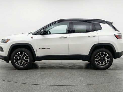 Used 2025 Jeep Compass Trailhawk AWD/4WD image 5