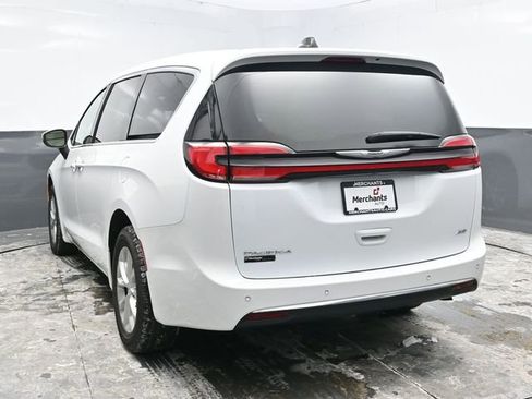 Used 2023 Chrysler Pacifica Touring-L image 5
