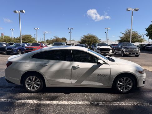 Used 2022 Chevrolet Malibu LT FWD image 2